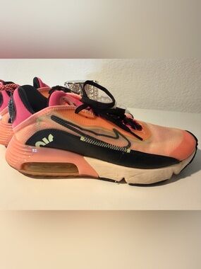Nike Women's Pink & Black Breathable Athletic Sneakers